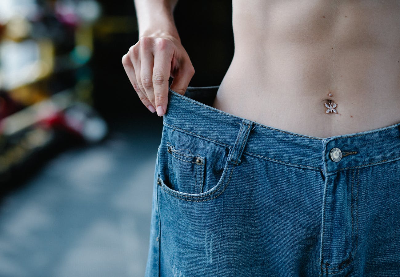 mujer con abdomen plano